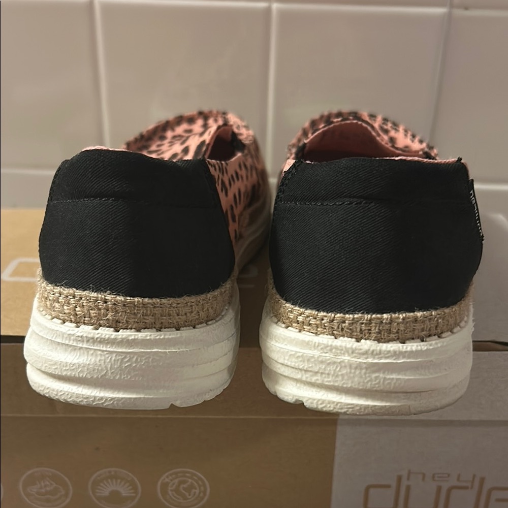 Hey Dude Women's Pink Leopard Flats size 8 - Picture 2 of 5
